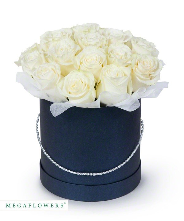 17 белых роз в шляпной коробке